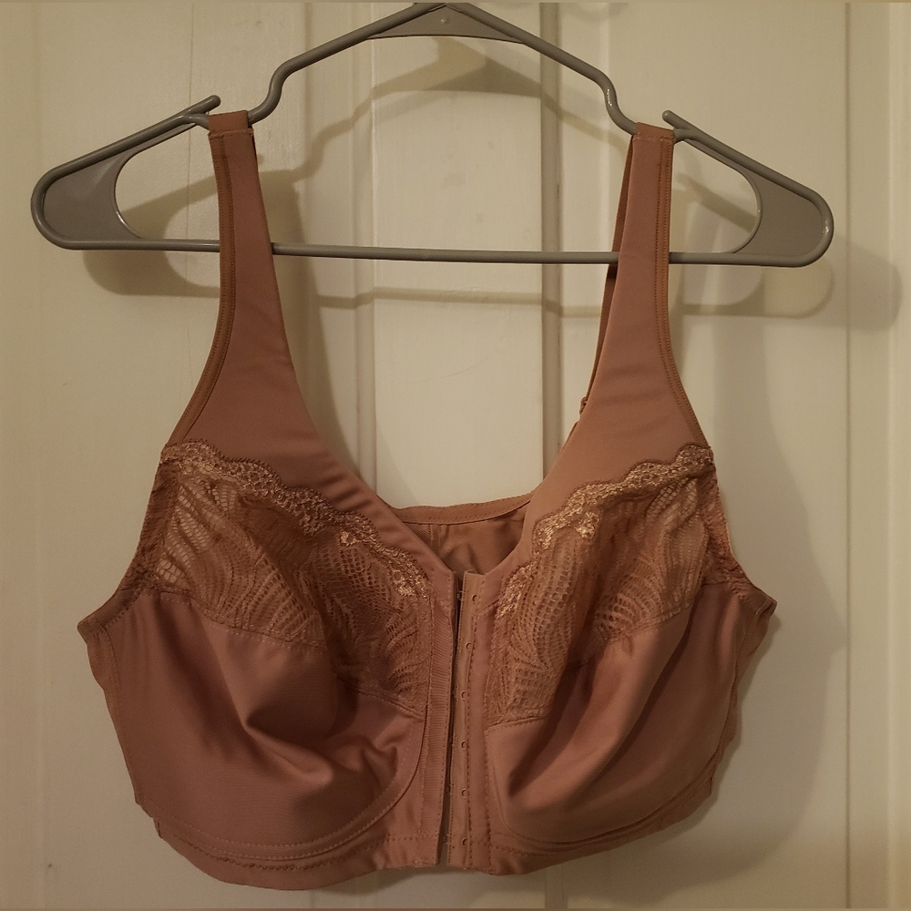 Glamorise Lace Front-Closure Bra in Nude